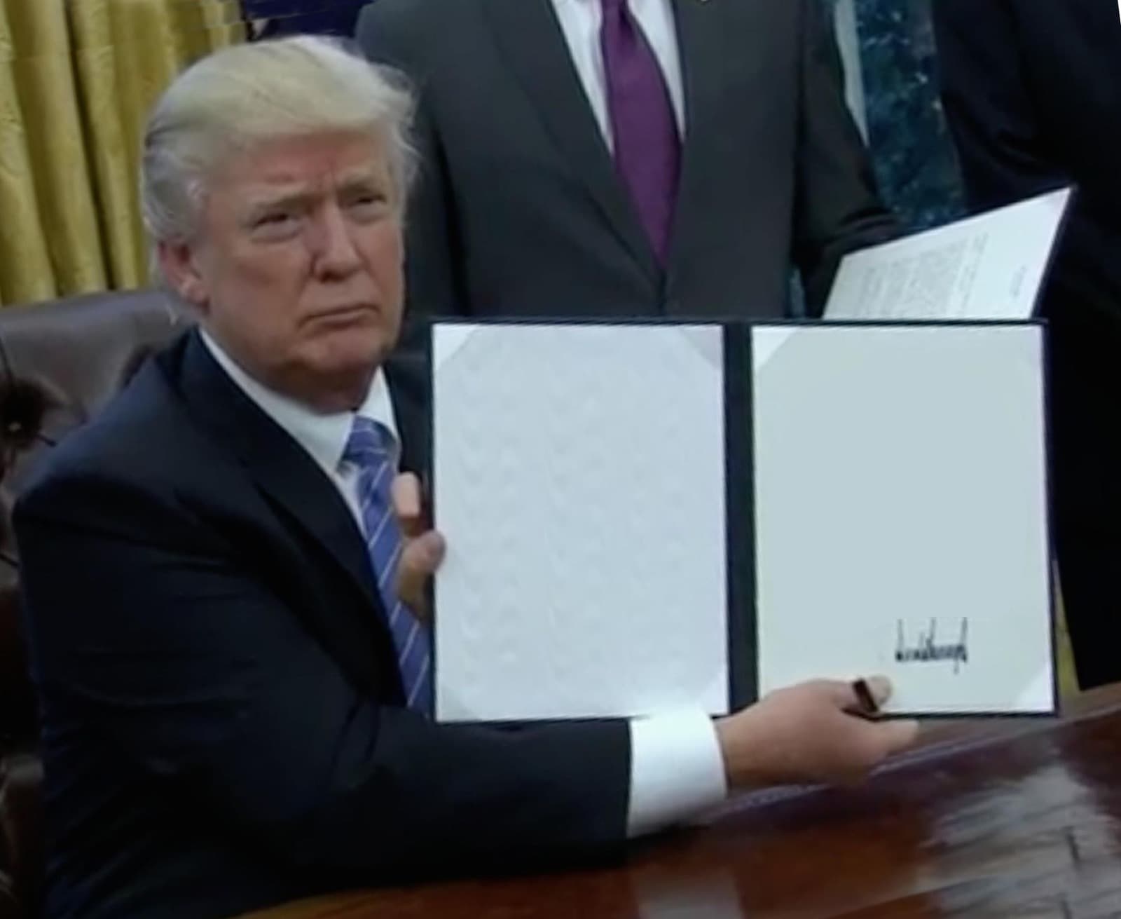 Trump Assinando Lei