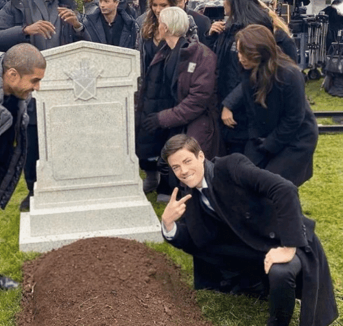 Grant Gustin Sobre o Túmulo