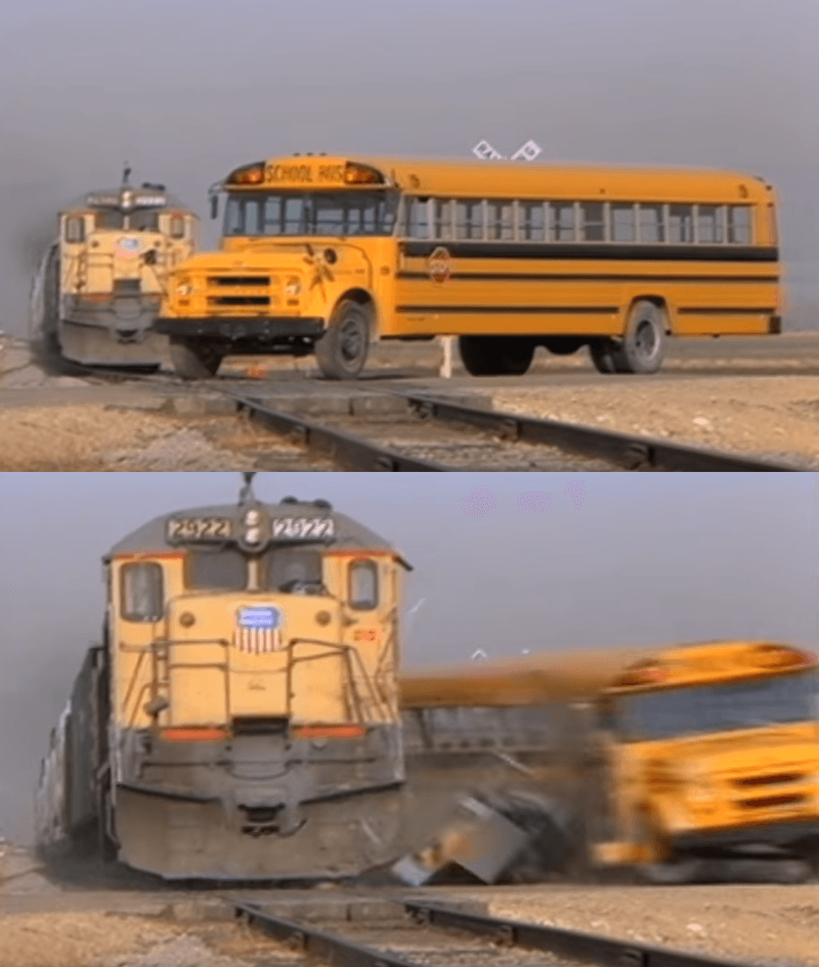 Trem Batendo em Ônibus Escolar